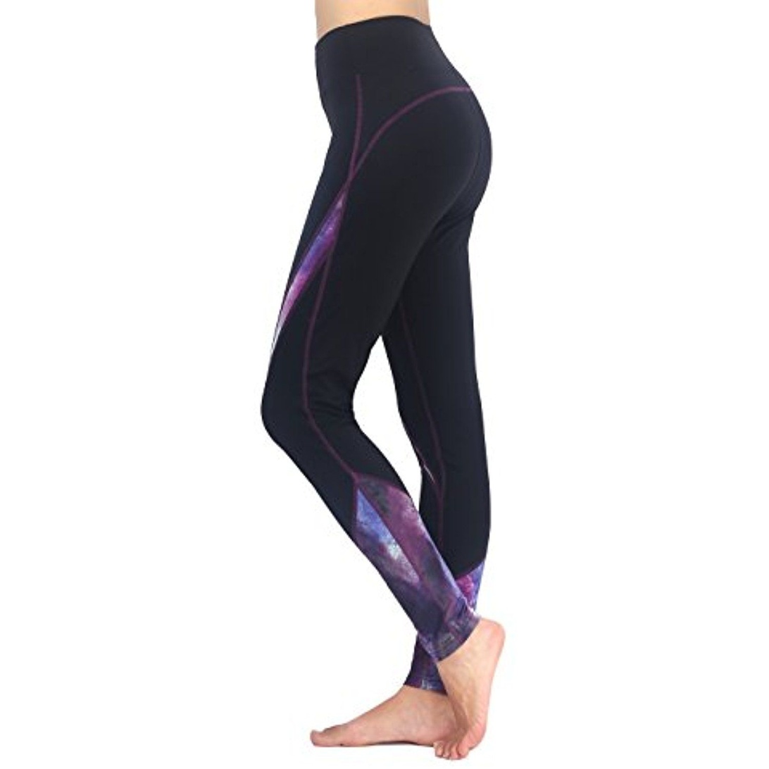 En person i svarta yogabyxor med moderna, galaxinspirerade paneler i lila och blått längs sidorna.